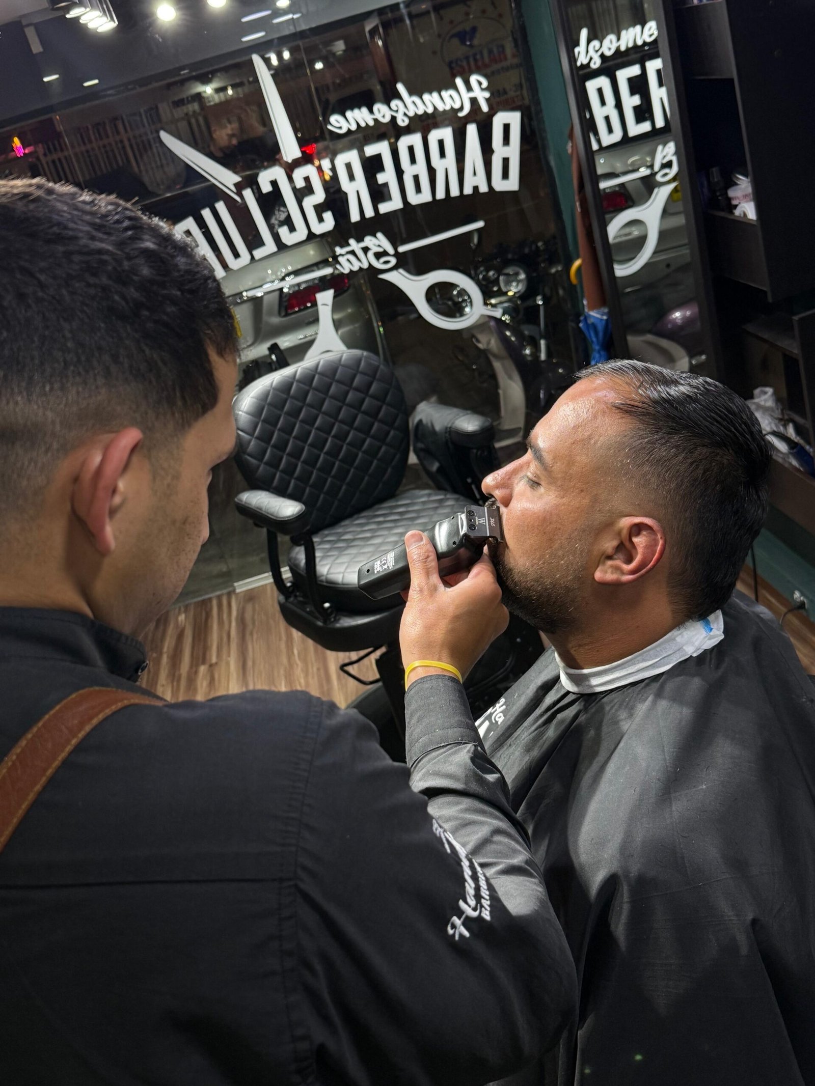Corte moderno Handsome Barber's Club